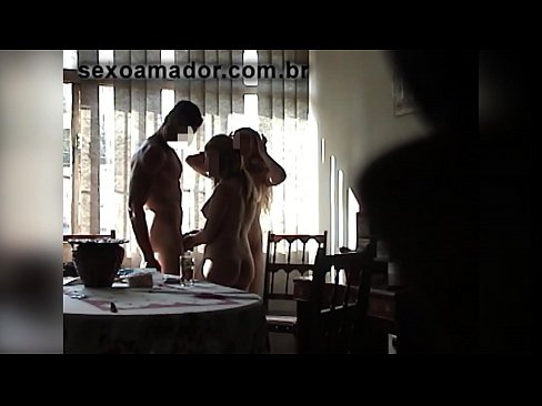 ❤️ Sexvenner inviterer en gigantisk mann og en trekant med seg Analvideo på porno no.pornpk.ru ❌