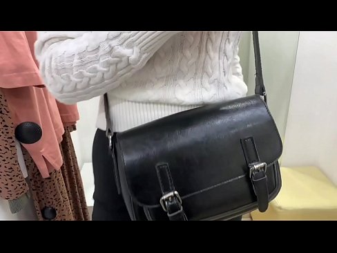 ❤️ Offentlig onani av ungtispe FeralBerry med en dildo i prøverommet Analvideo på porno no.pornpk.ru ❌